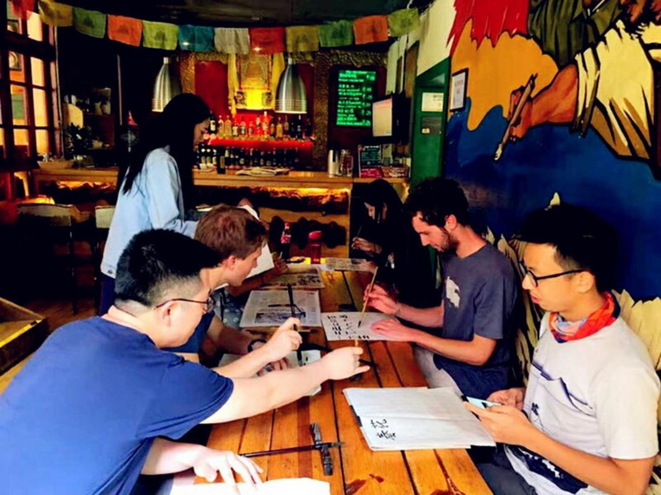 The Cloudland International Youth Hostel Close To The City Center,10 Min Walks To The Subway, Close To The Night Market, Old Street, Green Lake, English-Speaking Service, Free Activity Convenient Payment And Visa Cards Are Accepted Kunming Luaran gambar