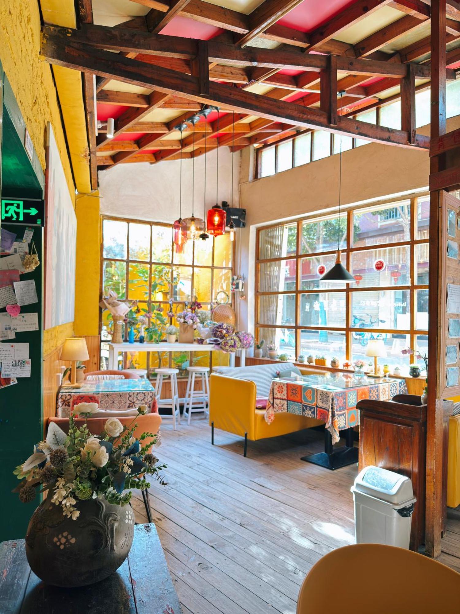 The Cloudland International Youth Hostel Close To The City Center,10 Min Walks To The Subway, Close To The Night Market, Old Street, Green Lake, English-Speaking Service, Free Activity Convenient Payment And Visa Cards Are Accepted Kunming Luaran gambar