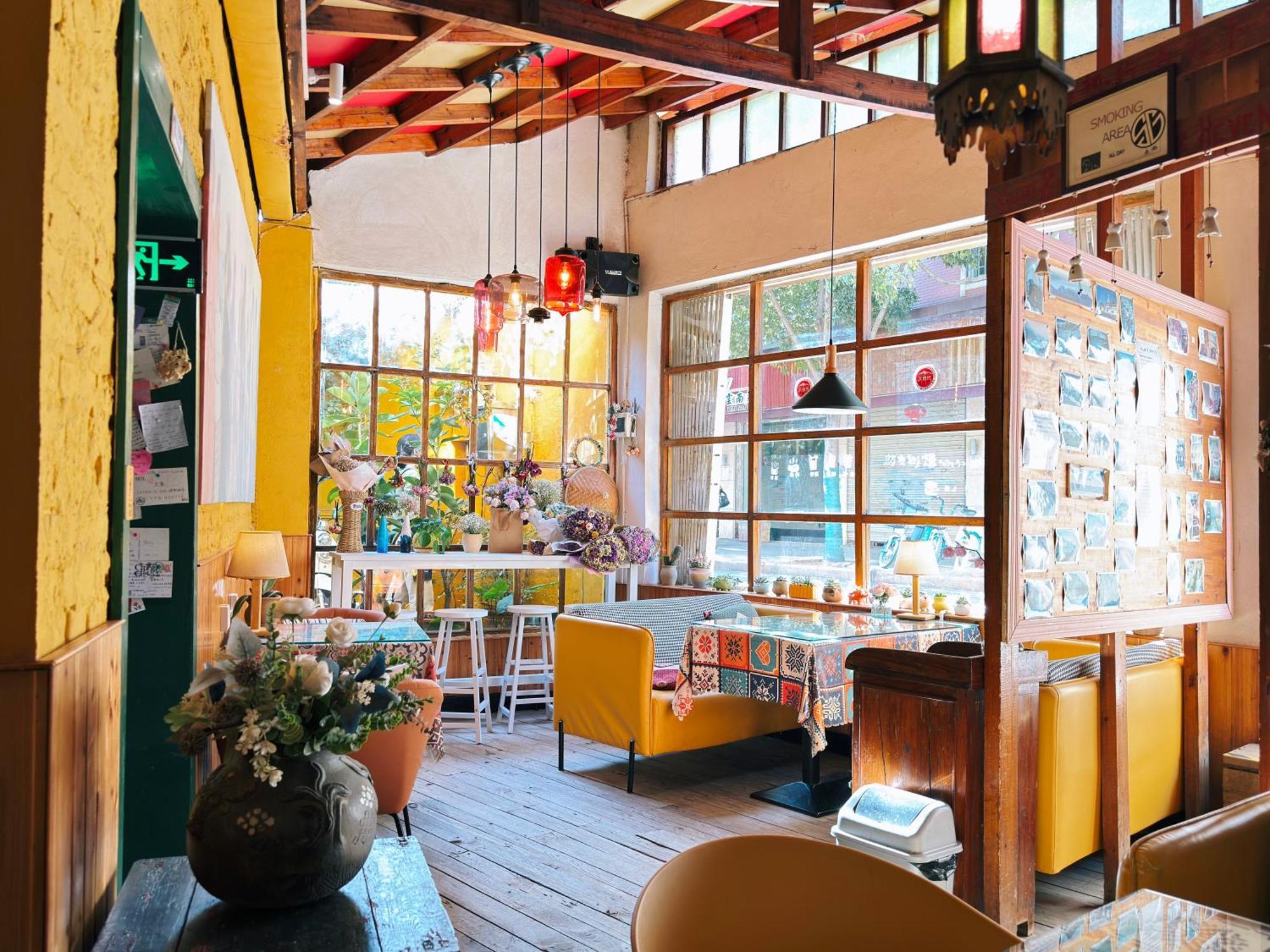 The Cloudland International Youth Hostel Close To The City Center,10 Min Walks To The Subway, Close To The Night Market, Old Street, Green Lake, English-Speaking Service, Free Activity Convenient Payment And Visa Cards Are Accepted Kunming Luaran gambar