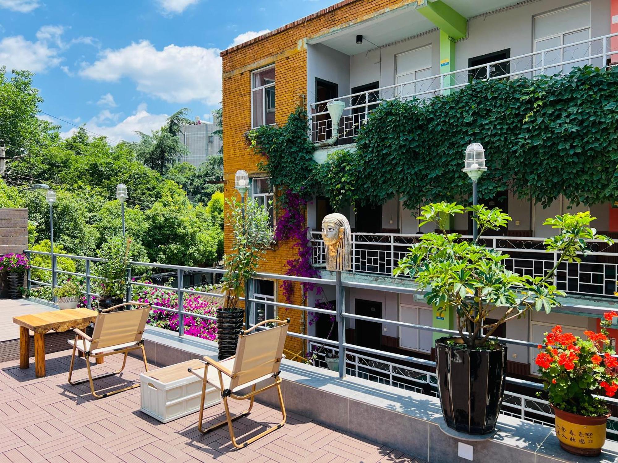 The Cloudland International Youth Hostel Close To The City Center,10 Min Walks To The Subway, Close To The Night Market, Old Street, Green Lake, English-Speaking Service, Free Activity Convenient Payment And Visa Cards Are Accepted Kunming Luaran gambar